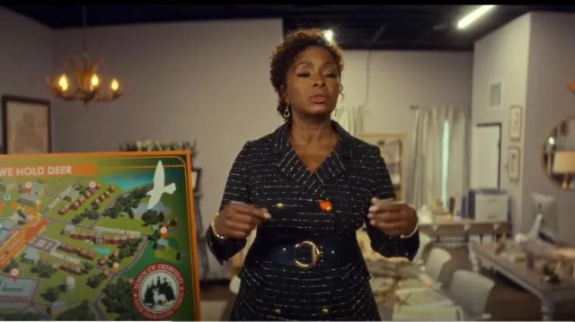 Rickie Freeman pour Teri Jon Robe manteau en sergé à double boutonnage portée par Ismenia (Crystal R. Fox) comme on le voit dans The Big Door Prize (S02E09)