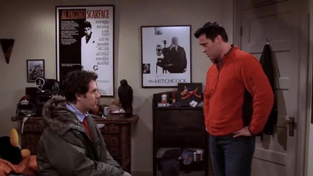 Le poster du film Scarface dans l'appartement de Joey (Matt LeBlanc) dans Friends (Saison 10 Episode 12)