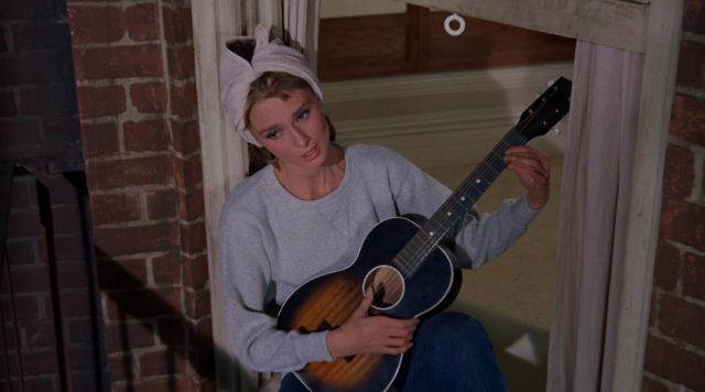 La guitare de Holly Go­lightly (Audrey Hepburn) dans Diamants sur canapé