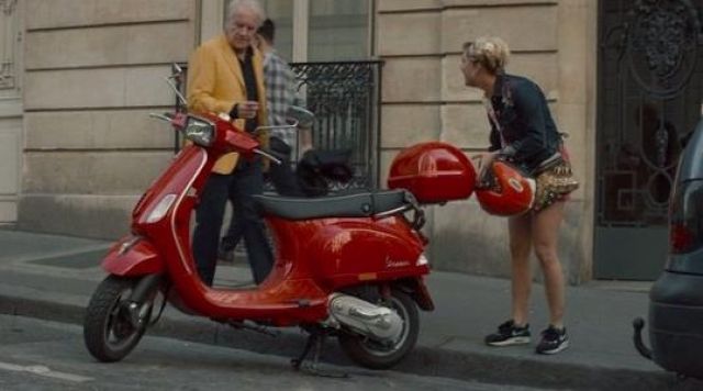 Le vespa de Manuela Baudry (Bérengère Krief) dans Adopte un Veuf