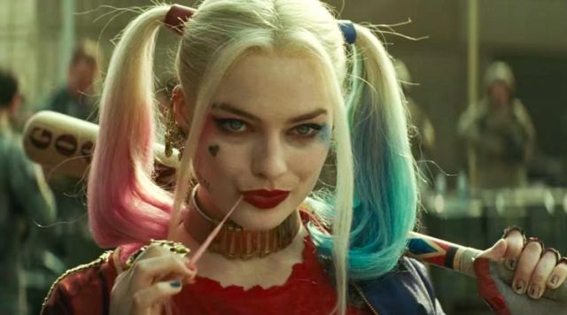Les boucles d'oreille de Harley Quinn (Margot Robbie) dans Suicide Squad