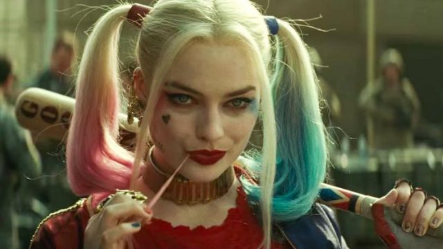 The earrings of Harley Quinn (Margot Robbie) in Suicide Squad