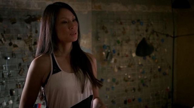 The tank top black and white Splits59 of Dr. Joan Watson (Lucy Liu) in Elementary S05E08