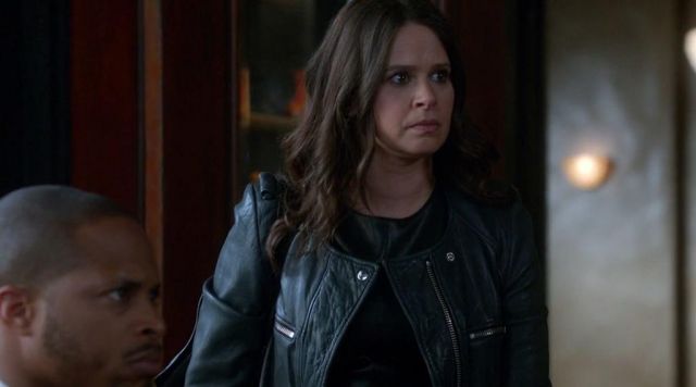 The jacket of Quinn Perkins (Katie Lowes) on Scandal S5E21