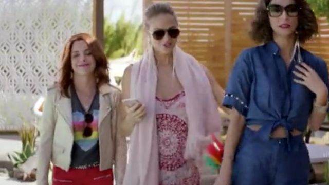 Le short bleu de Delia Banai (Necar Zadegan) dans Girlfriends' Guide to Divorce S3E04