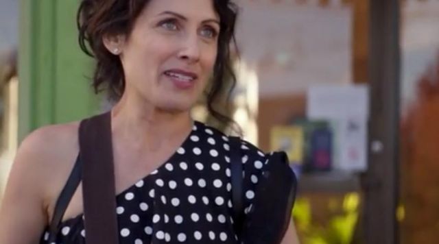 The top of a shoulder of Abby McCarthy (Lisa Edelstein) in Girlfriends' Guide to Divorce S3E04