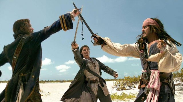 L'épée de Jack Spar­row (Johnny Depp) dans Pirates des Caraïbes : Le Secret du coffre maudit