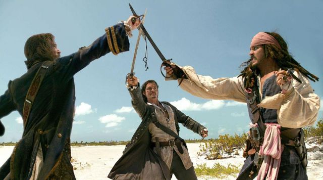 L'épée de Jack Spar­row (Johnny Depp) dans Pirates des Caraïbes : Le Secret du coffre maudit