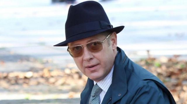 Le chapeau Borsalino porté par Raymond 'Red' Reddington (James Spader) dans la série The Blacklist (Saison 4 Épisode 13)