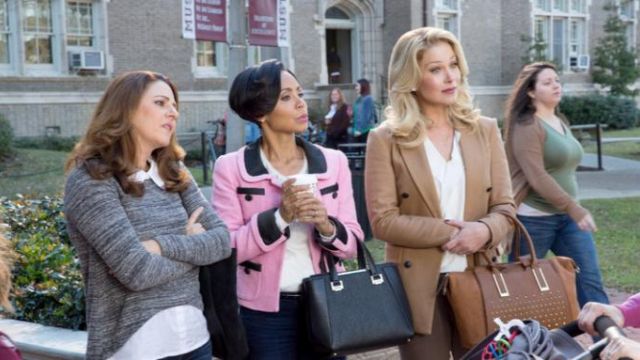 La veste blazer rose Moschino de Stacy (Jada Pinkett Smith) dans Bad Moms