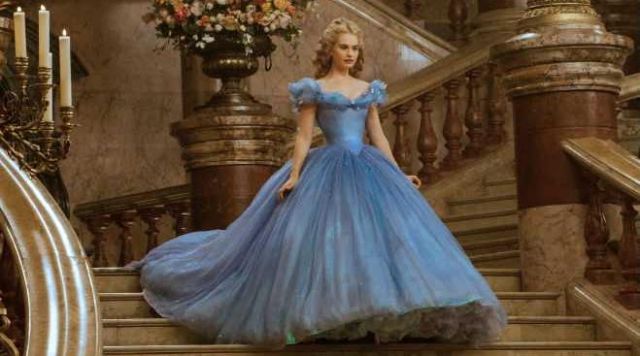 La robe de bal bleue de Ella / Cendrillon (Lily James) dans Cendrillon