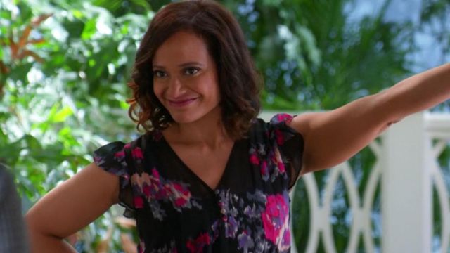 The black blouse with flowers of Zoila Diaz (Judy Reyes) in Devious Maids S4E4
