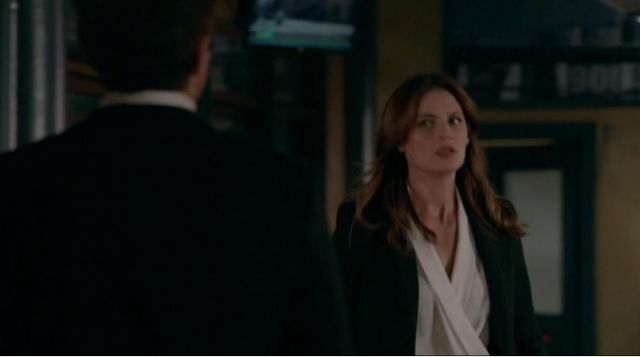 blouse blanche portée par kate beckett stana katic dans castle