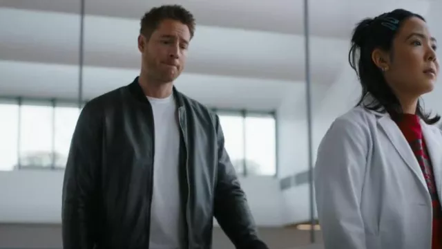 Blouson aviateur en similicuir Zara porté par Colter Shaw (Justin Hartley) comme on le voit dans Tracker (S01E11)