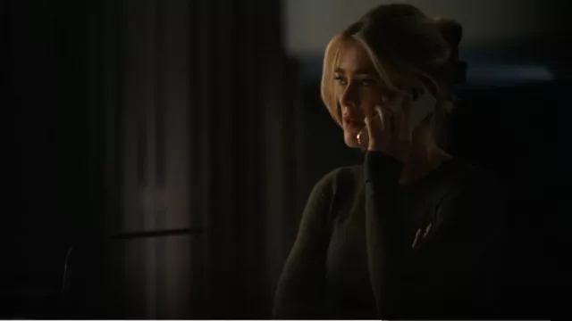 Pull à col rond Theory en cachemire en feuille de vigne porté par Dory Shaw (Melissa Roxburgh) comme on le voit dans Tracker (S01E11)