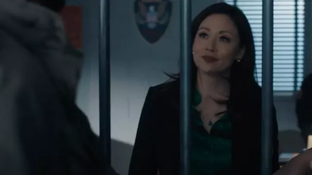 Blusa L'Agence Bianca usada por Reenie Green (Fiona Rene) como se ve en Tracker (S01E12)
