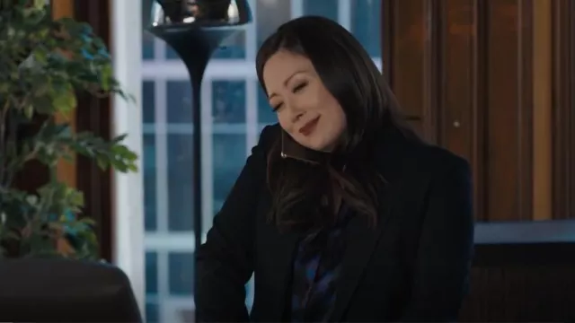 Blazer de l’Agence Chamberlaine porté par Reenie Green (Fiona Rene) comme on le voit dans Tracker (S01E13)