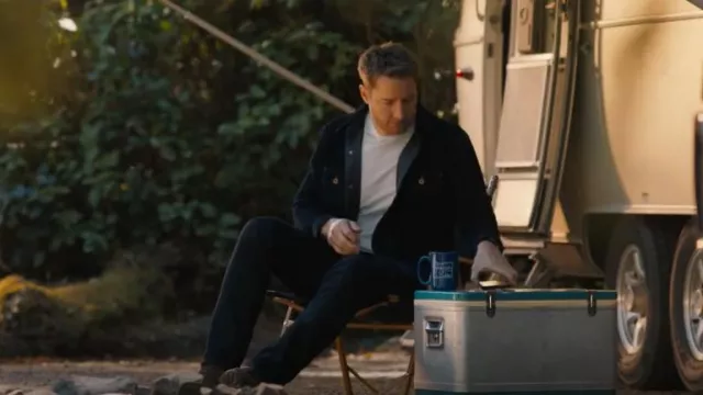 The Shop Vancouver Chore Shirt Steer Rough Out Navy porté par Colter Shaw (Justin Hartley) comme on le voit dans Tracker (S01E13)