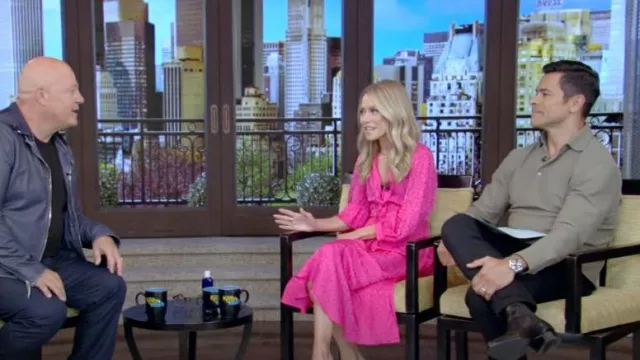 Robe midi Daria Pussybow Jaquard portée par Kelly Ripa telle que vue dans LIVE with Kelly and Mark le 5 juin 2024