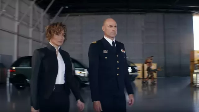 Vestuario de la película Atlas: Jennifer Lopez lleva una chaqueta como Atlas Shepherd