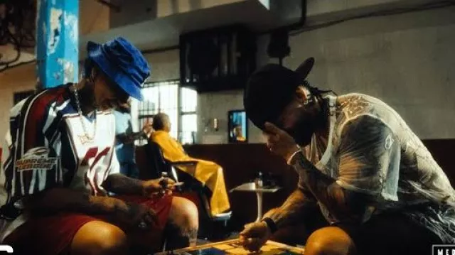 Sombrero de pescador azul marino Supreme x Champion usado por Blessd en BLESSD ❌ MALUMA - GOYARD ???? (VIDEO OFICIAL)