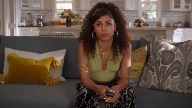 Mayle Vásquez Salome Wrap Around Crop Top usado por Patience (Chelsea Tavares) como se ve en All American (T06E11)