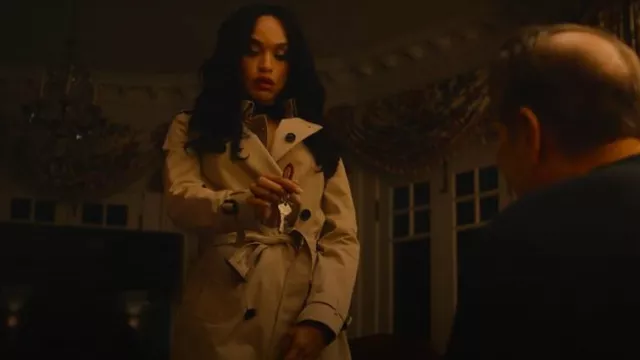 Abrigo Burberry Sandringham usado por V. Stiviano (Cleopatra Coleman) como se ve en Clipping (S01E02)