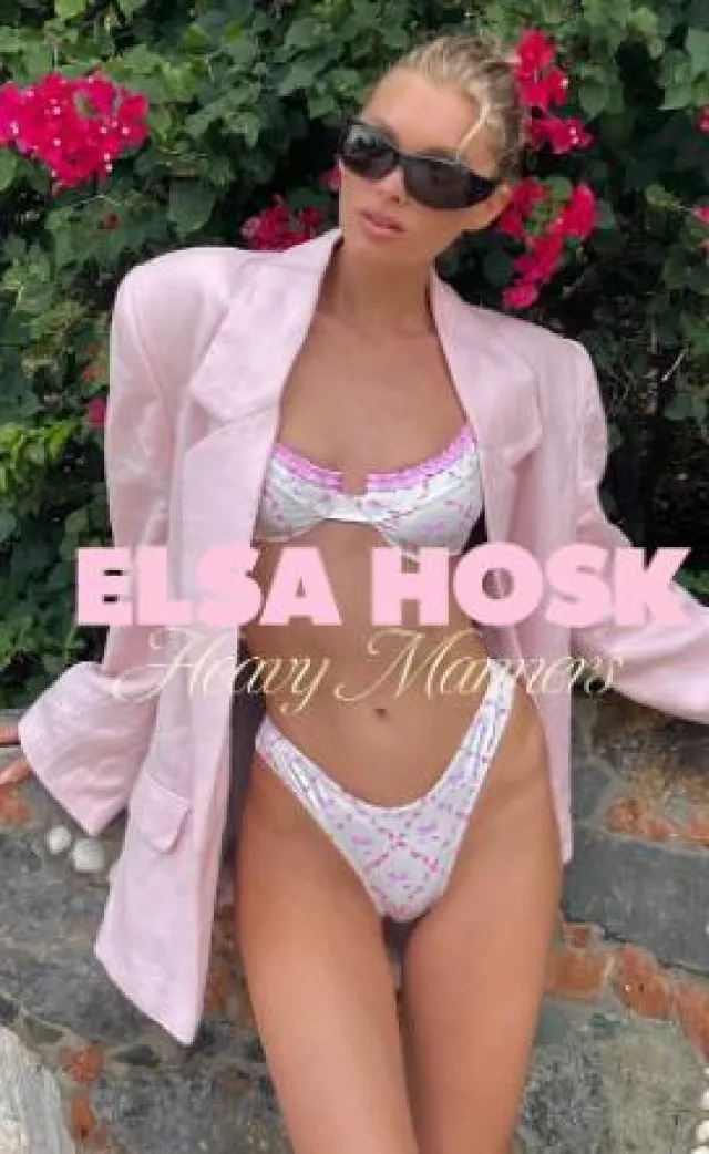 Heavy Manners Una cucharada de vainilla con chispas Top con aros con volantes usado por Elsa Hosk en su historia de Instagram el 9 de mayo de 2024