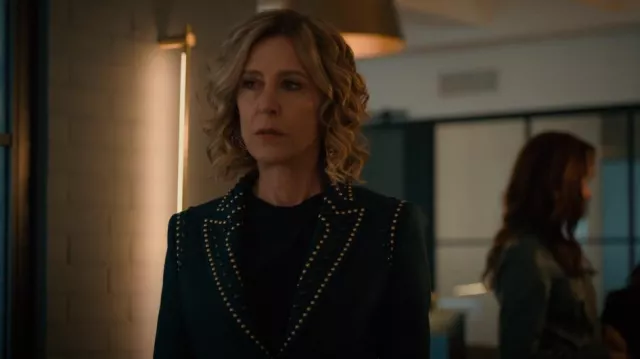 Wolf & Badger The Extreme Collection One Button Navy Studded Crepe Blazer Rock Star usado por Sheryl Luria (Christine Lahti) como se ve en Evil (T04E01)