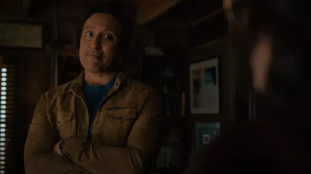 John Varvatos Veste chemise en daim clair Shilo pour homme portée par Ben Shakir (Aasif Mandvi) comme on le voit dans Evil (S04E02)