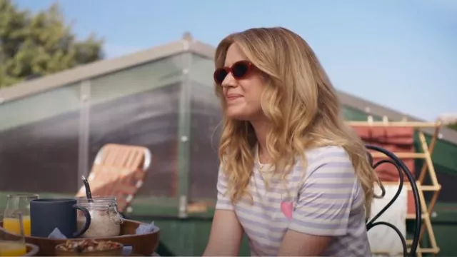 Camiseta de punto de algodón a rayas bordada de Chinti & Parker usada por Ashley (Harriet Dyer) como se ve en Colin de Cuentas (S02E02)