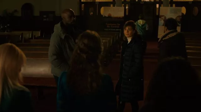 Ted Baker Aliciee Abrigo acolchado con capucha forrado de piel sintética usado por Kristen Bouchard (Katja Herbers) como se ve en Evil (T04E03)