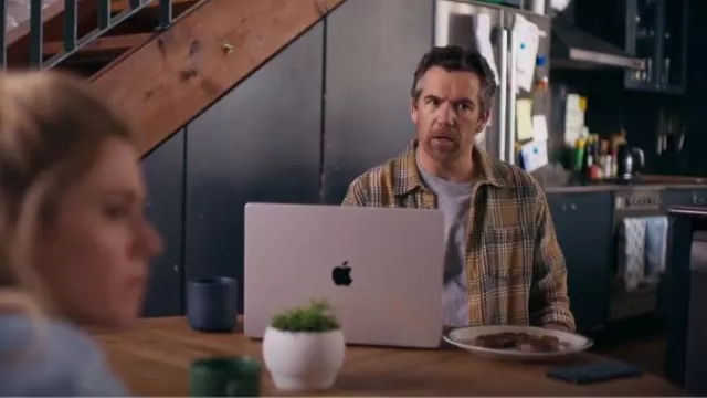 Chemise de cerf à carreaux acide beige de couloir portée par Gordon (Patrick Brammall) comme on le voit dans Colin de Accounts (S02E02)