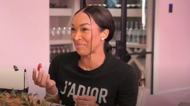 T-shirt J’Adior 8 en jersey de coton et lin noir porté par Malika Haqq comme on le voit dans The Kardashians (S05E04)