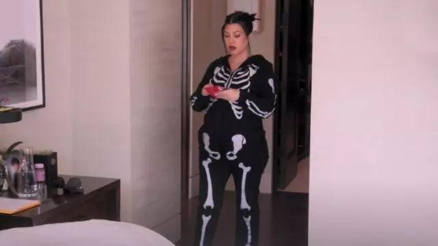 Traje Wildfox Bones usado por Kourtney Kardashian como se ve en The Kardashians (T05E04)