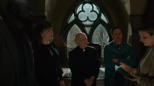 Vestido de punto de manga transparente Reiss usado por Kristen Bouchard (Katja Herbers) como se ve en Evil (T04E04)