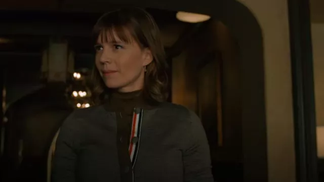 Cárdigan de cuello redondo de jacquard de espiga Thom Browne usado por Kristen Bouchard (Katja Herbers) como se ve en Evil (T04E04)