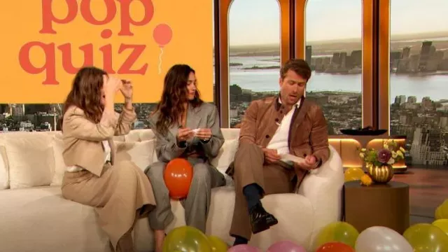 Marc Jacobs Prince Of Wales Veste Blazer Courte En Laine Portée par Adria Arjona Telle Que vue dans The Drew Barrymore Show le 4 juin 2024