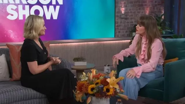 HVN Marina Robe boutonnée portée par Amy Poehler telle que vue dans The Kelly Clarkson Show le 11 juin 2024