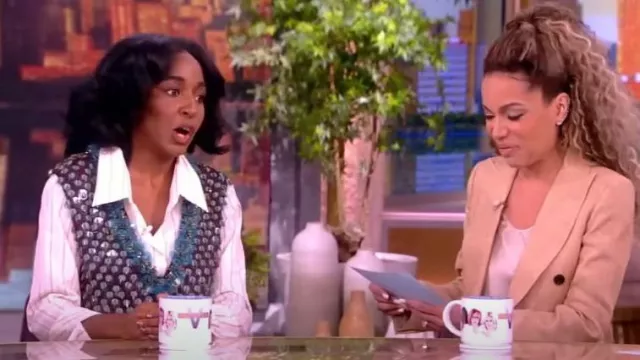 Chemise en popeline de coton rayée bordée de gros-grain Dries Van Noten portée par Ayo Edebiri comme on le voit dans The View le 12 juin 2024