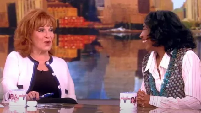 Débardeur plongeant orné du Dries Van Noten College porté par Ayo Edebiri comme on le voit dans The View le 12 juin 2024