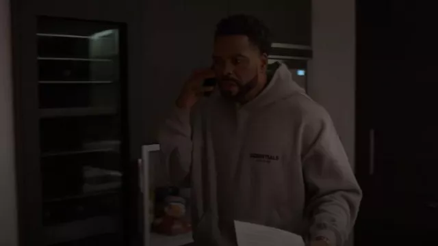 Sweat à capuche imprimé logo Fear Of God Essentials porté par Davis Maclean (Method Man) tel qu’on le voit dans Power Book II : Ghost (S04E01)