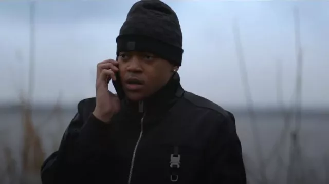 Bonnet Louis Vuitton Néo Petit Damier porté par Tariq St. Patrick (Michael Rainey Jr.) tel qu’on le voit dans Power Book II : Ghost (S04E01)