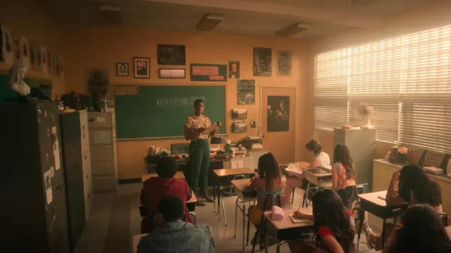 Pantalon court à boutons mangue porté par Sidney Hayworthe (Sharon Leal) comme on le voit dans Pretty Little Liars : Original Sin (S02E02)