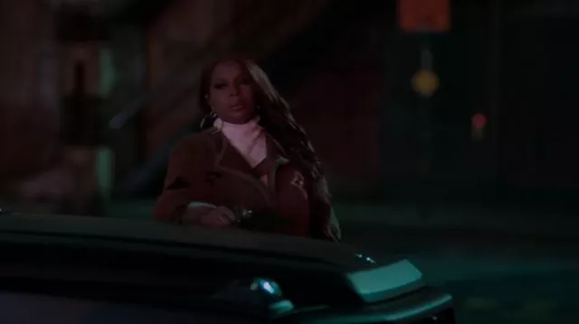 Abrigo Louis Vuitton Monogram Mink Wrap usado por Monet (Mary J. Blige) como se ve en Power Book II: Ghost (S04E02)
