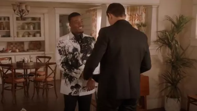 Alexander McQueen Veste à double boutonnage à fleurs hollandaises pour hommes portée par Spencer James (Daniel Ezra) telle qu’on la voit dans All American (S06E12)