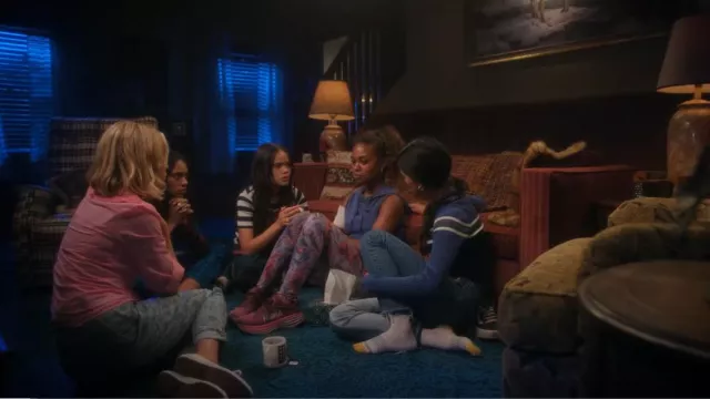 Levi's 501 Spliced Jeans worn by Noa Olivar (Maia Reficco) as seen in Pretty Little Liars: Original Sin (S02E05)