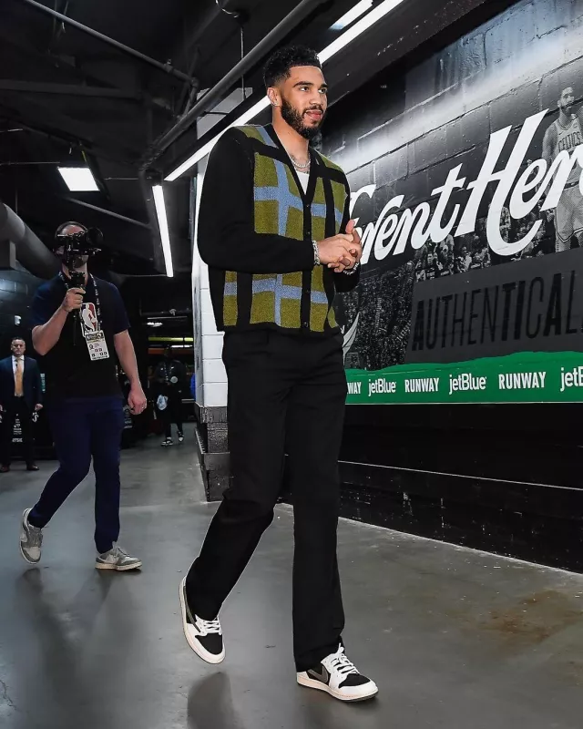 Jordan 1 Low x Travis Scott 'Olive' portée par Jayson Tatum sur le compte Instagram @celtics