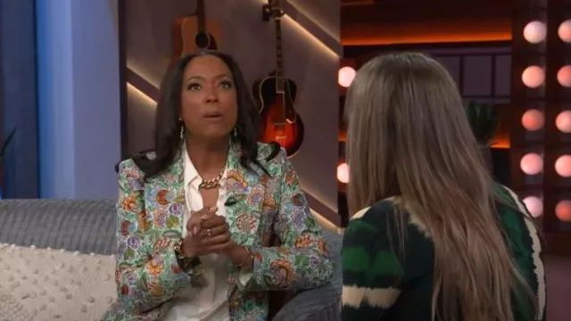 Blazer de jacquard floral Etro usado por Aisha Tyler como se ve en The Kelly Clarkson Show el 19 de junio de 2024