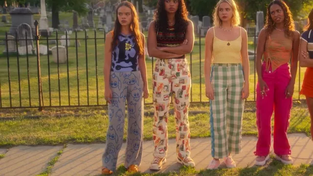 Pantalon en tricot argenté LO X Nhozagri porté par Minnie 'Mouse' Honrada (Malia Pyles) comme on le voit dans Pretty Little Liars : Original Sin (S02E06)